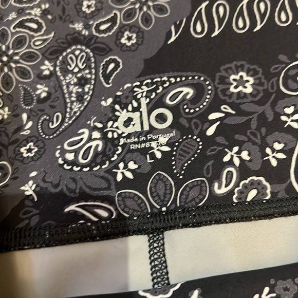 Alo yoga biker shorts - Picture 2 of 2